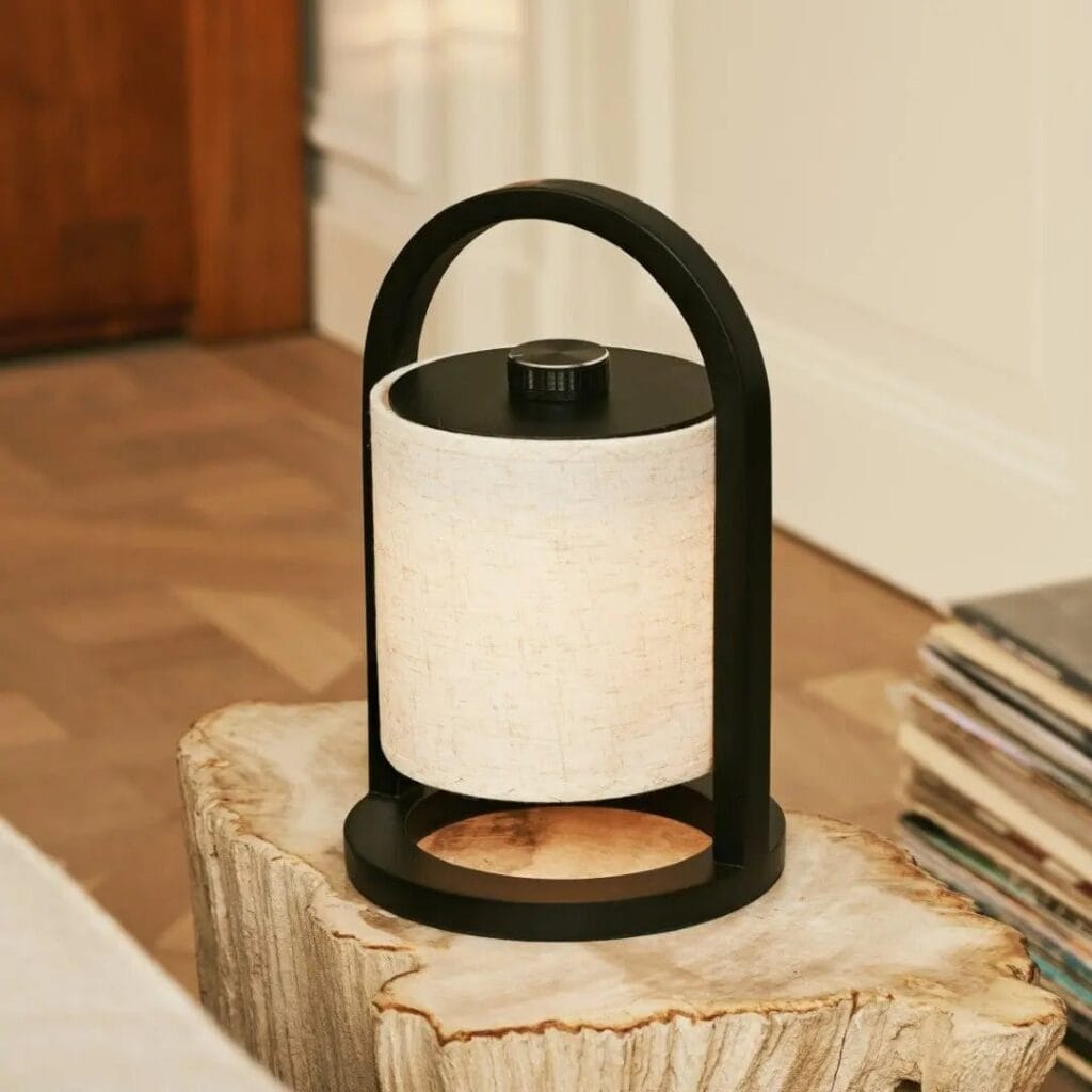 Rives Tischlampe Schwarz - wiederaufladbare Lampe aus Gummibaumholz