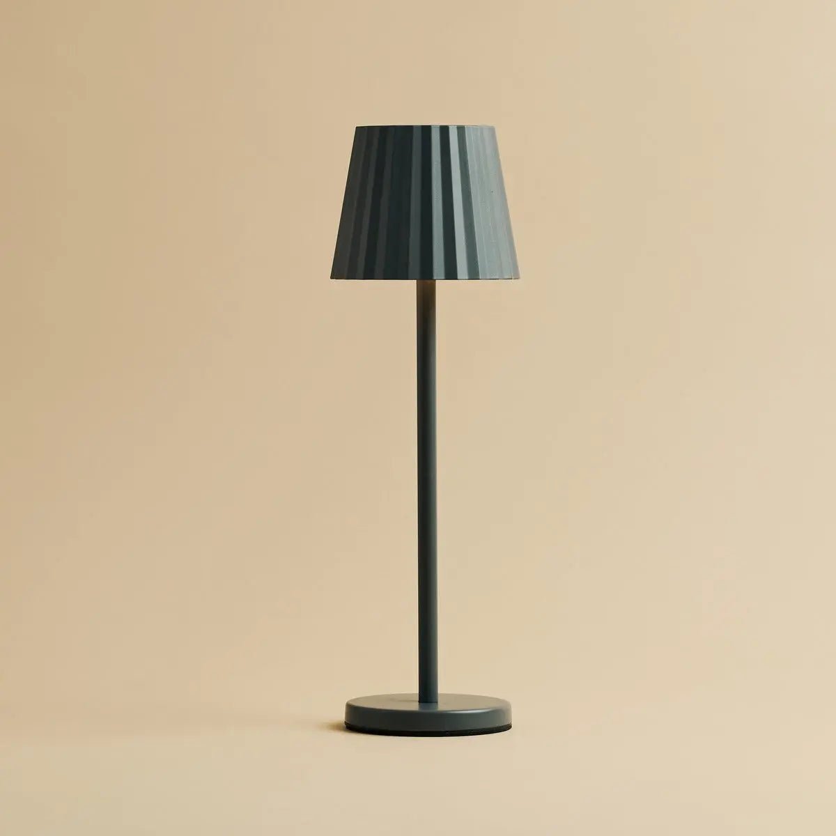 16eaa8cd-8853-4b9b-a093-a27032b8f7a1_1200x1200_fill.jpg Maya Tischlampe Schwarz - kabellos und dimmbar