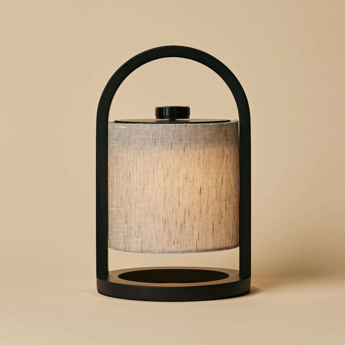 2c4d1051-4a3c-4e50-b203-a9e753b01530_1200x1200_fill.jpg Laia Tischlampe Grau/Schwarz - wiederaufladbare Lampe aus Holz und Leinen