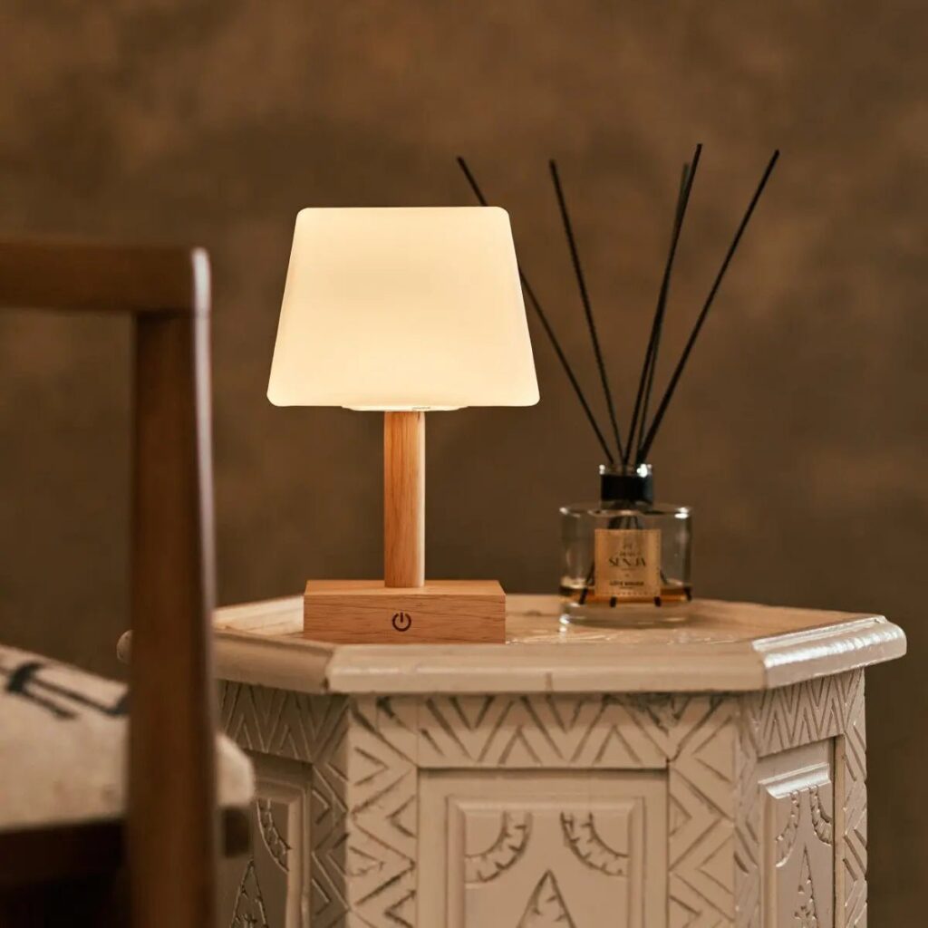 Tommy Tischlampe Hellbraun aus Holz mit drei Lichtmodi
