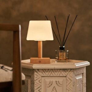 Tommy Tischlampe Hellbraun aus Holz mit drei Lichtmodi