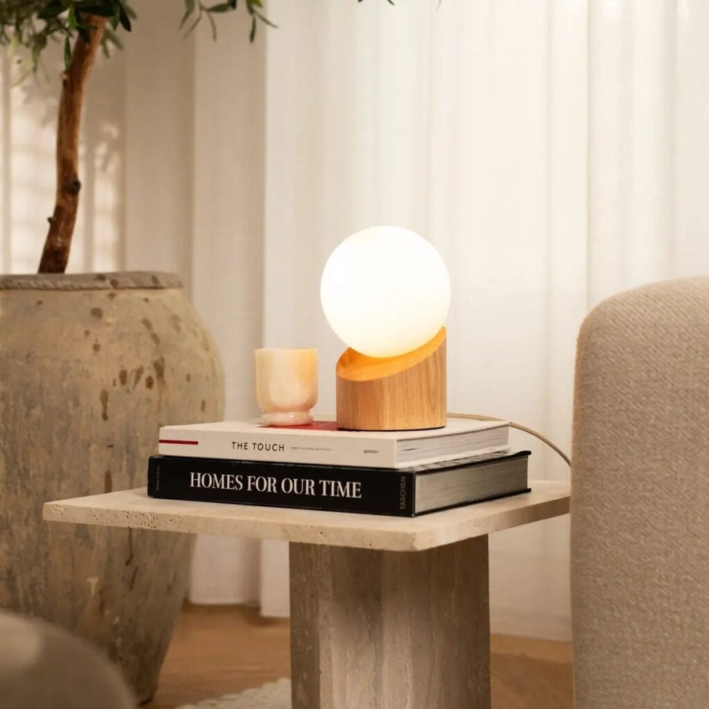 Quin Tischlampe Hellbraun aus Gummibaumholz und Milchglas