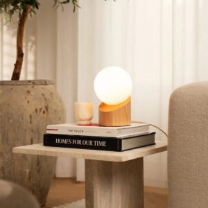 Quin Tischlampe Hellbraun aus Gummibaumholz und Milchglas