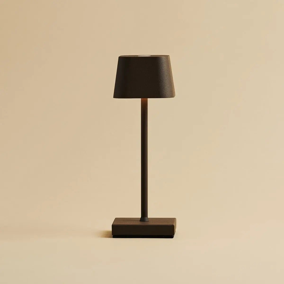 389e839e-e272-47ca-a005-bff9889afe6c_1200x1200_fill.jpg Saraf Tischlampe Braun – kabellose, dimmbare Tischlampe aus Metall