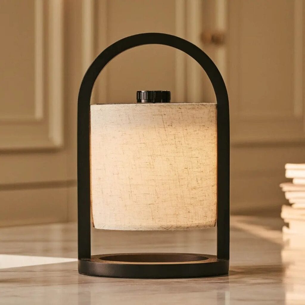 Rives Tischlampe Schwarz - wiederaufladbare Lampe aus Gummibaumholz