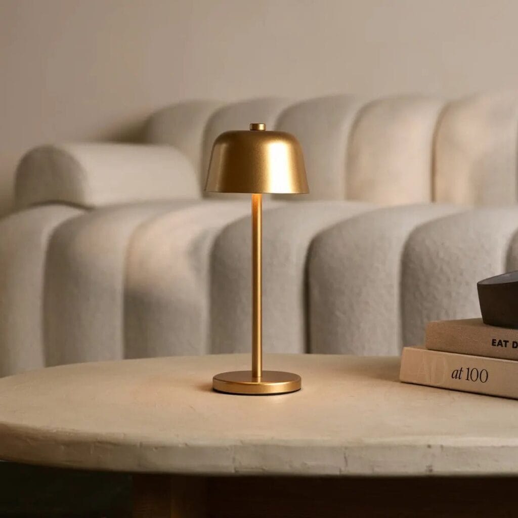Anita Tischlampe Gold - elegante, kabellose Tischlampe aus Metall