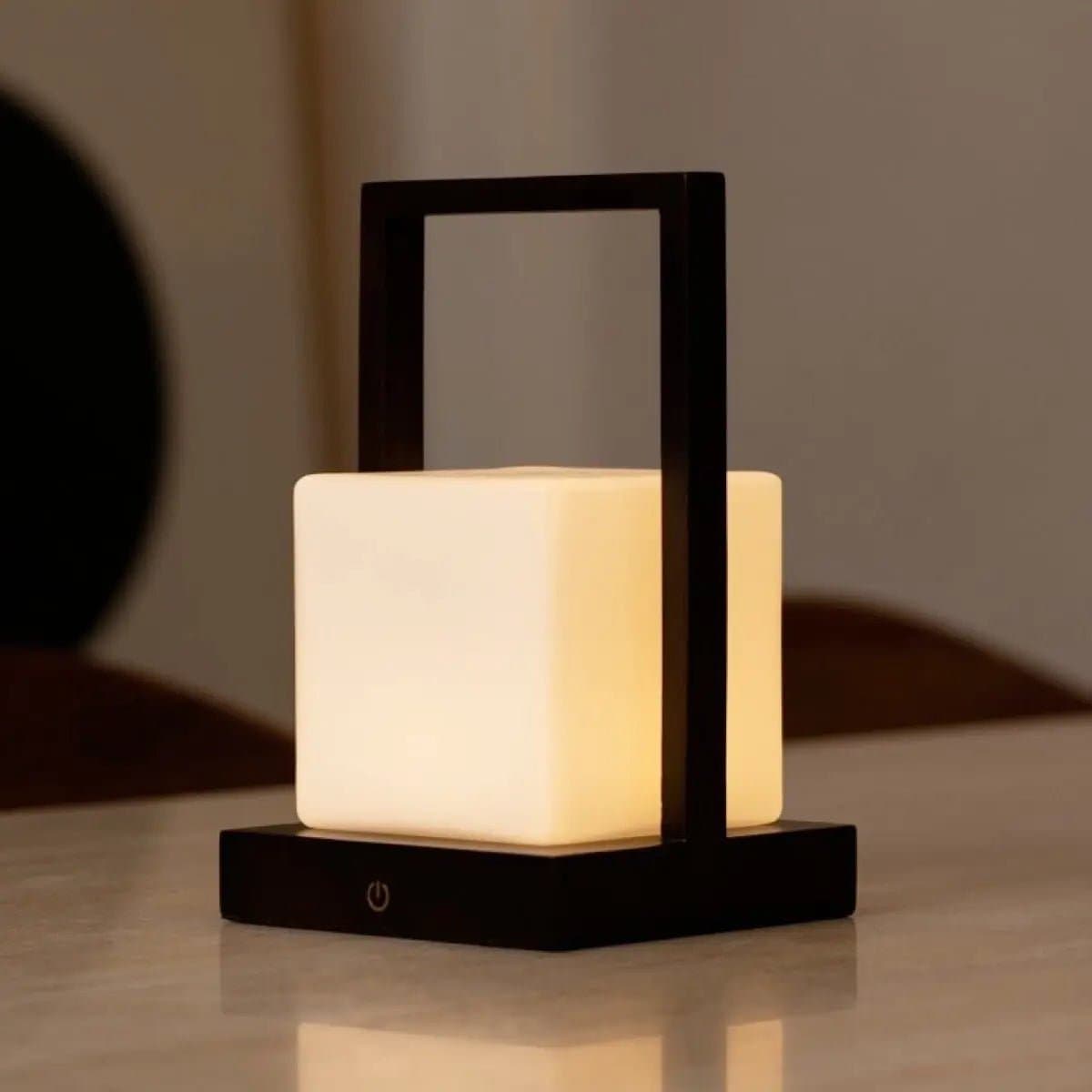 58828647-6d3f-43ca-bcfb-548d5ed8825b_1200x1200_fill.jpg Noa Tischlampe Dunkelbraun - wiederaufladbar und dimmbar