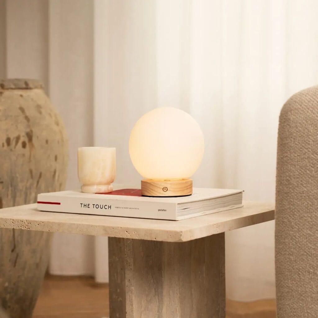 Flore Tischlampe Hellbraun - wiederaufladbare Holzlampe mit dimmbarem Licht