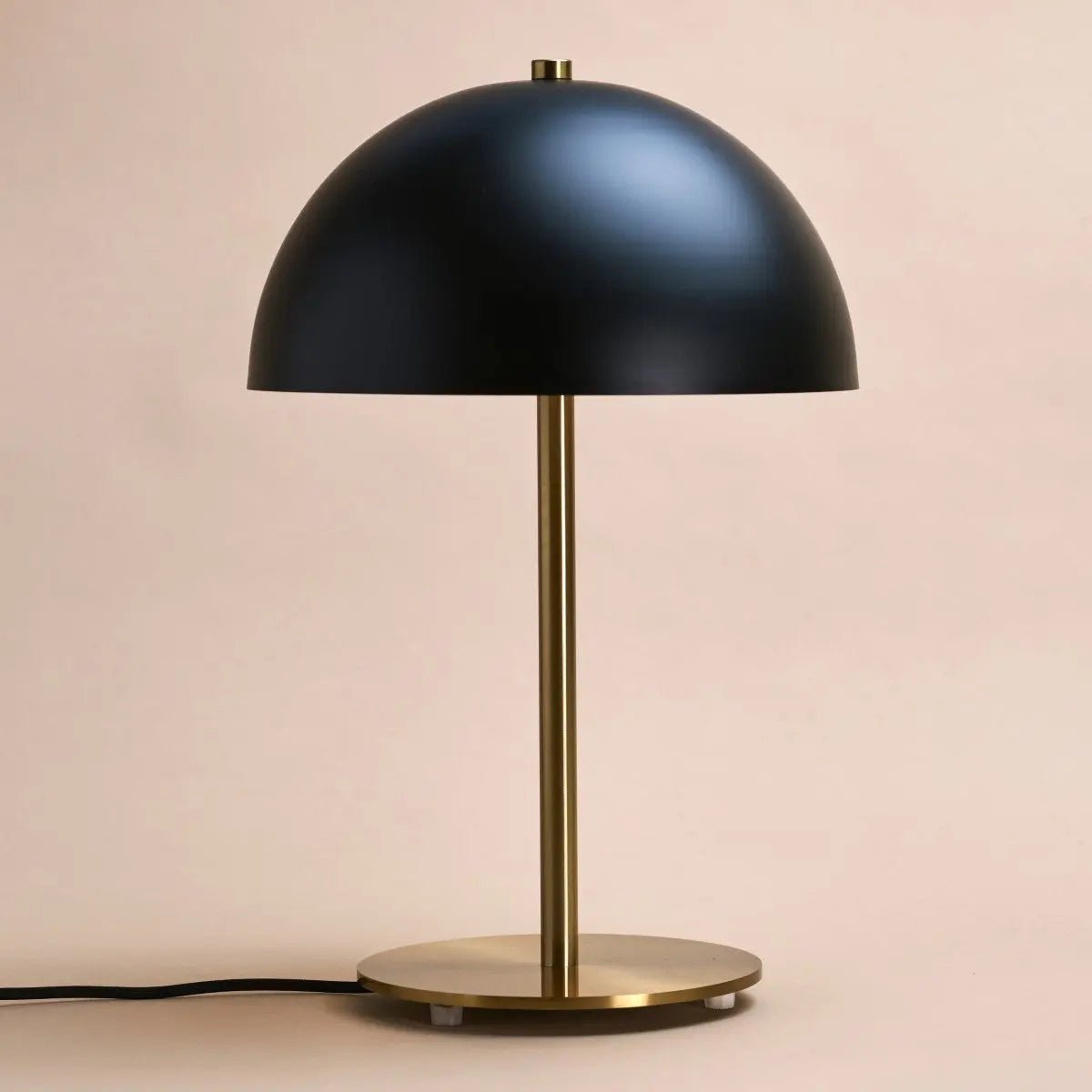 602fb87c-6e19-48e0-9402-33f4cc988b4b_1200x1200_fill.jpg Lola Tischlampe Schwarz/Gold - elegantes Metalldesign