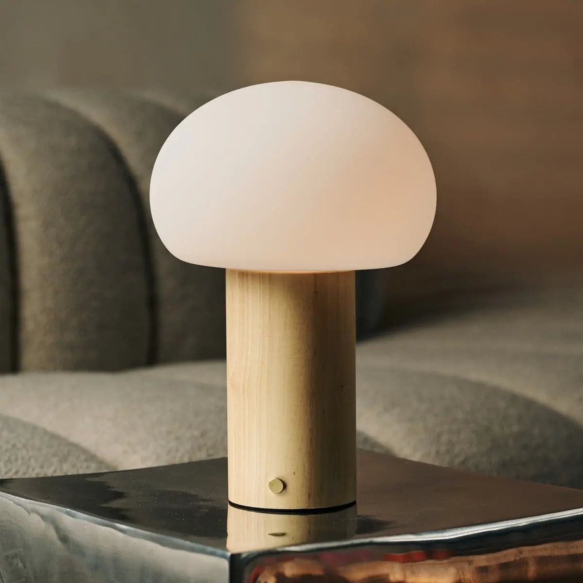 62b3bbad-02cd-4a60-b55f-79ca6b0382e4_1200x1200_fill.jpg Sam Hellbraune Tischlampe aus Holz – kabellos und dimmbar
