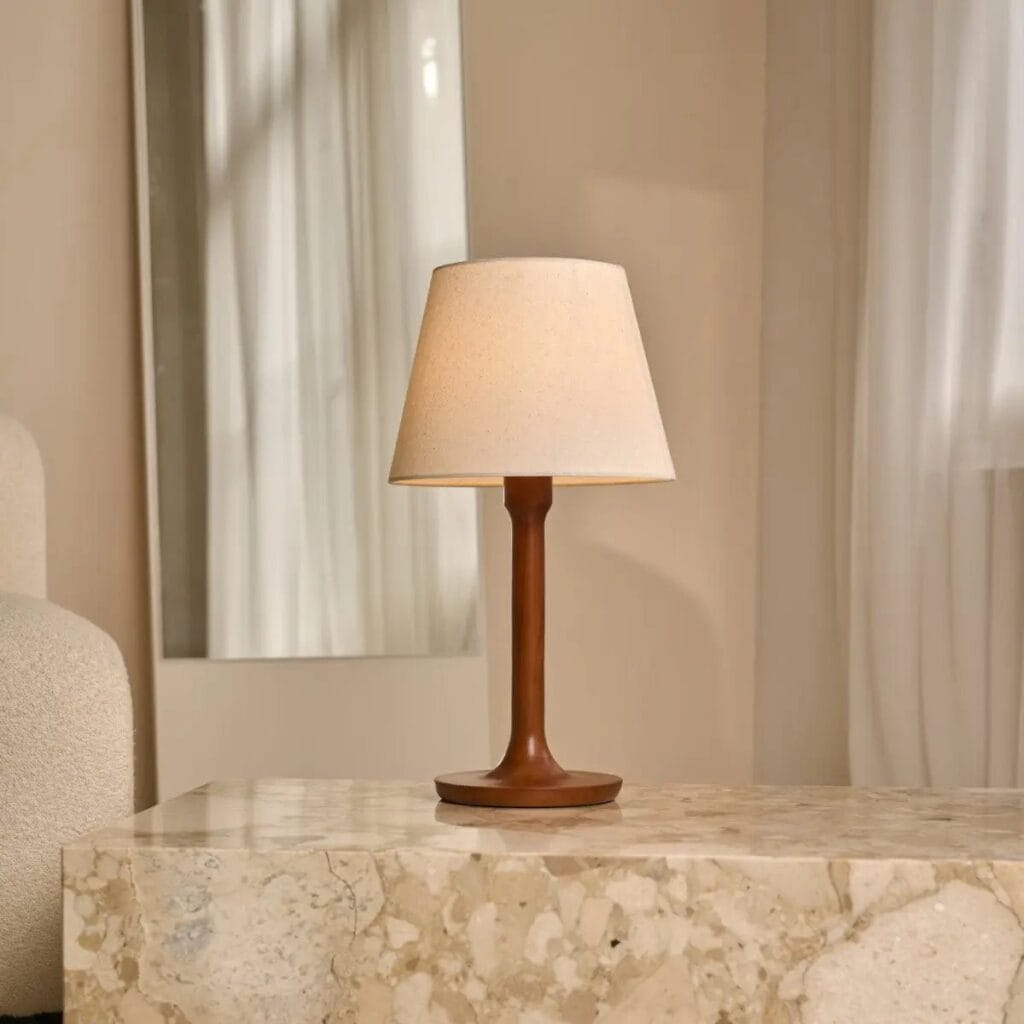 Nova Kastanienbraune Holzlampe von Tavellio mit Stoffschirm