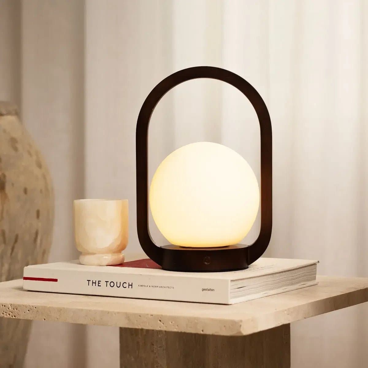 8d03fcbf-7a07-43c8-afdc-eadb11be9034_1200x1200_fill.jpg Sina Tischlampe Braun - kabellose Holzlampe mit dimmbarer LED-Technologie