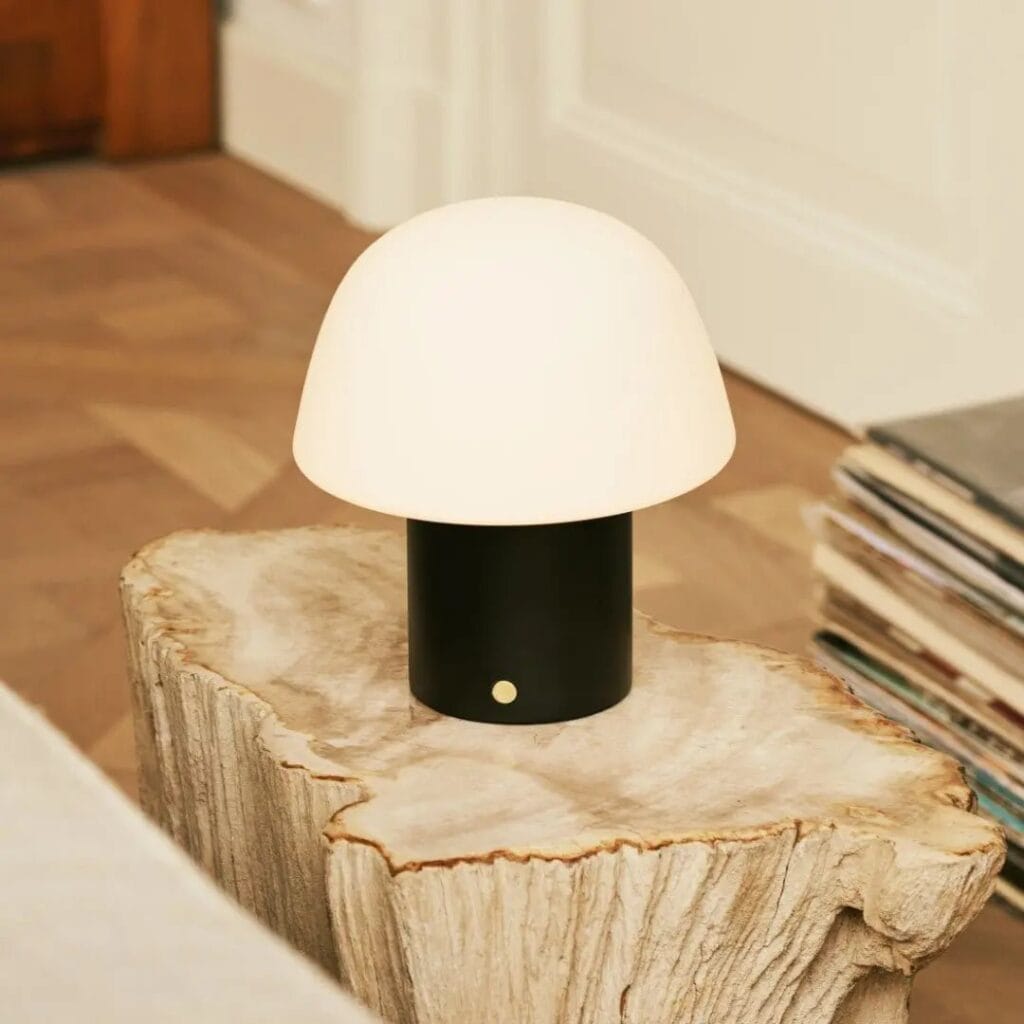 Yanis Tischlampe Schwarz - kabellose, dimmbare Tischlampe aus Holz und Glas