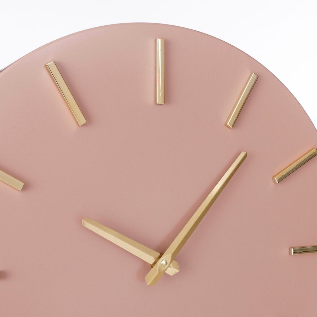Brixen Wanduhr Braun von Mica Decorations – modernes Design mit altrosa Hintergrund und goldenen Zeigern