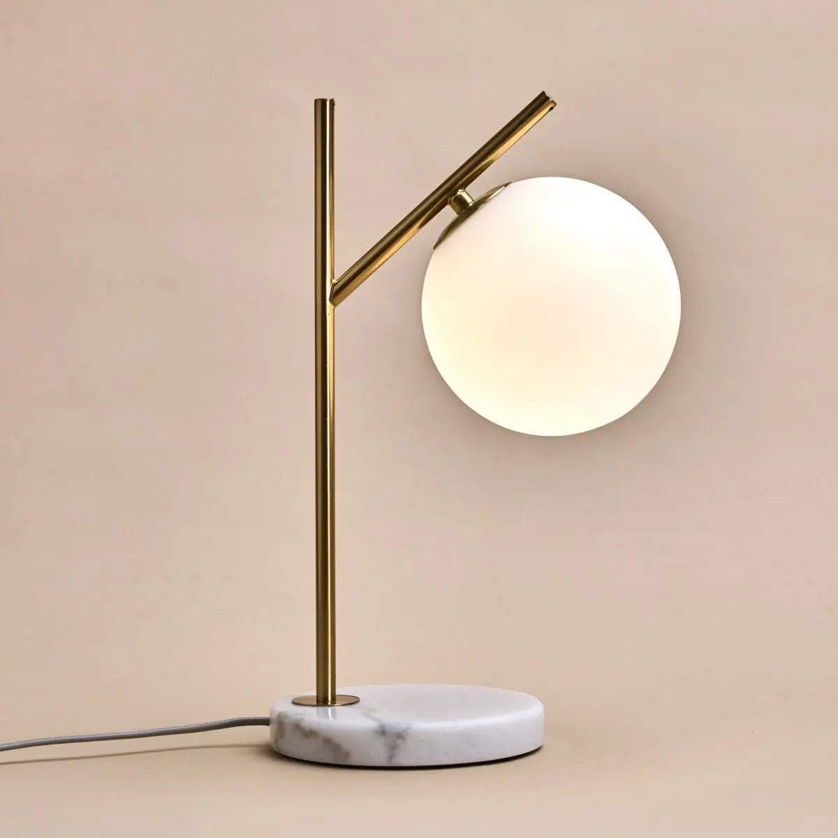 a75bb772-d7a4-4449-b5ae-aa4133ce6281_1200x1200_fill.jpg Madison Tischlampe Gold mit Marmorsockel und Milchglaskugel