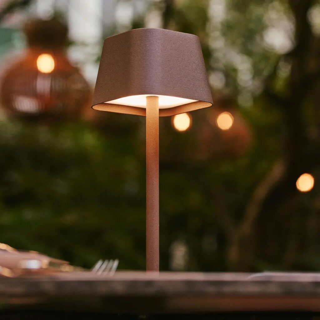 Arina Tischlampe Mokkabraun - wiederaufladbar und dimmbar