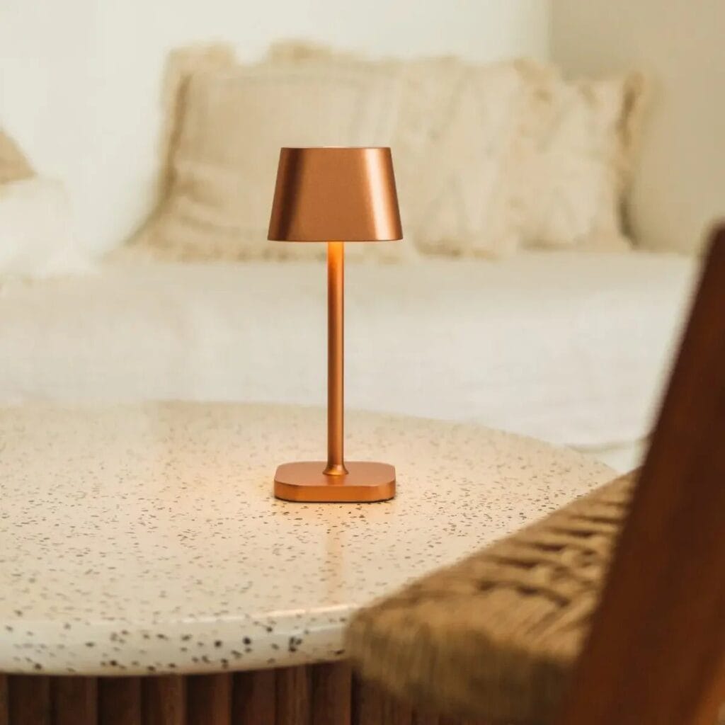 Avani Tischlampe Kupfer - stilvolle, kabellose und dimmbare Tischlampe
