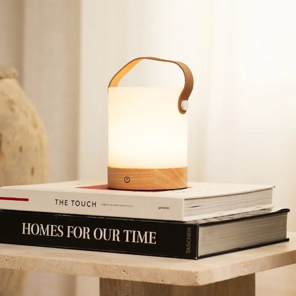 Avery Tischlampe Hellbraun - wiederaufladbare Holzlampe mit Lederband
