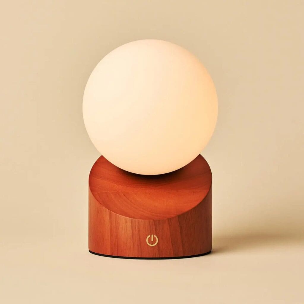 Morris Tischlampe Braun - stilvolles, kabelloses Design mit Gummibaumholz und Milchglas