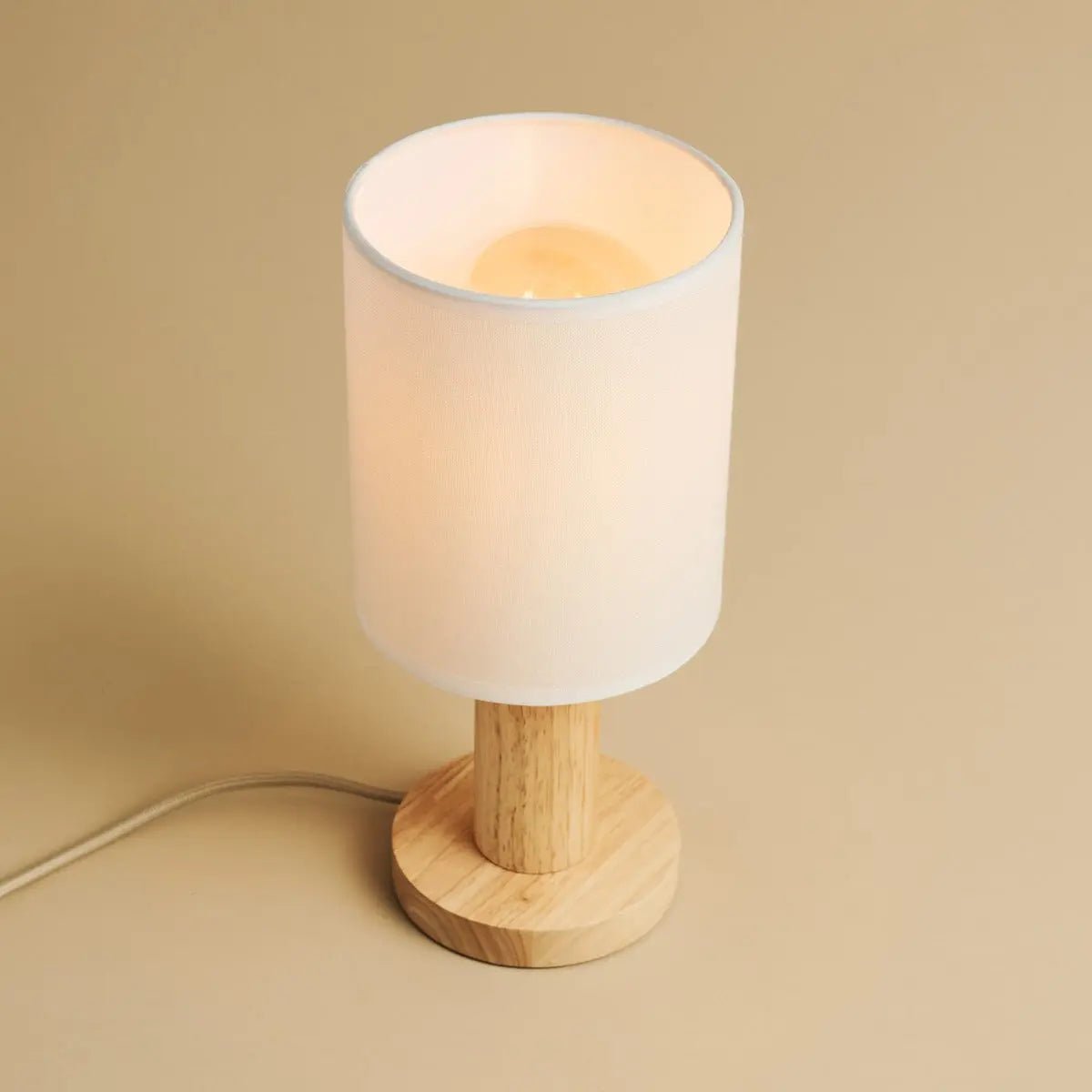 d8ab7c46-7792-48a2-b2fa-40277df0298e_1200x1200_fill.jpg Boris Hellbraune Lampe mit Kabel- und Stoffschirm