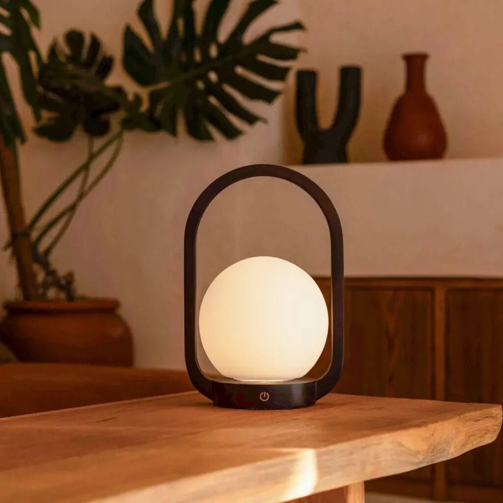 Sina Tischlampe Braun - kabellose Holzlampe mit dimmbarer LED-Technologie