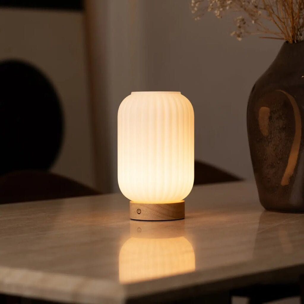 Lilly Tischlampe Hellbraun - wiederaufladbare Lampe mit 3 Lichtmodi