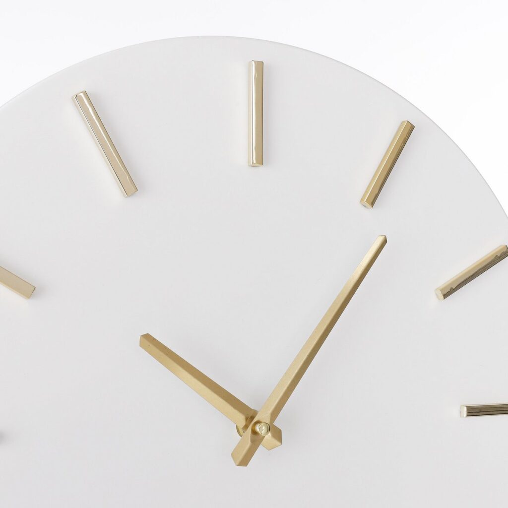 Amia Wanduhr Weiß von Mica Decorations – moderne Aluminium Wanduhr