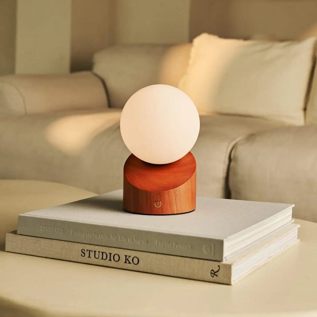 Morris Tischlampe Braun - stilvolles, kabelloses Design mit Gummibaumholz und Milchglas