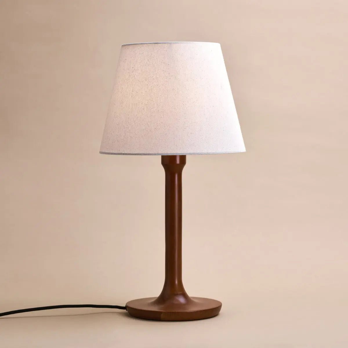 f84bd59b-cde3-4e3a-84bb-37bb8a897f85_1200x1200_fill.jpg Nova Kastanienbraune Holzlampe von Tavellio mit Stoffschirm