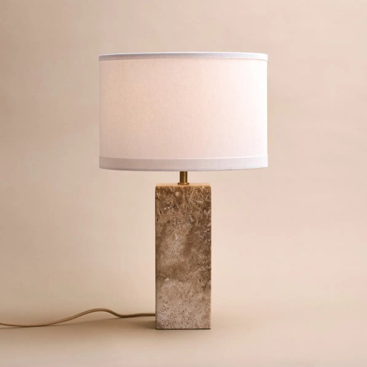 3805bdfb-4fbc-4976-ab24-77d7aafc99d6_1200x1200_fill.jpg Rosie Tischlampe Weiß - elegante Travertinlampe mit Baumwollschirm