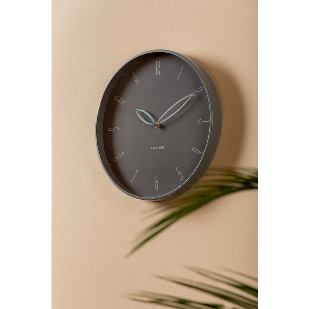 Blum Wanduhr Grau von Karlsson – elegante Wanduhr mit blütenblattähnlichen Zeigern