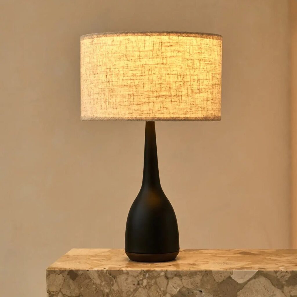 Jacob Tischlampe Schwarz - stilvolles Design aus Gummibaumholz