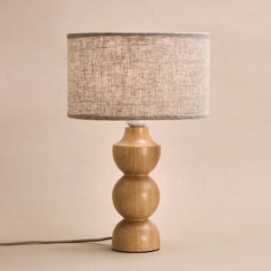 Oliver Tischlampe Hellbraun mit beigem Lampenschirm und Holzsockel
