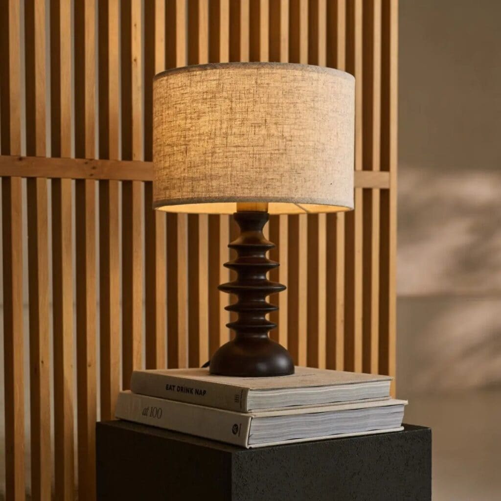 Bodhi Tischlampe Dunkelbraun mit Holzsockel und Stofflampenschirm