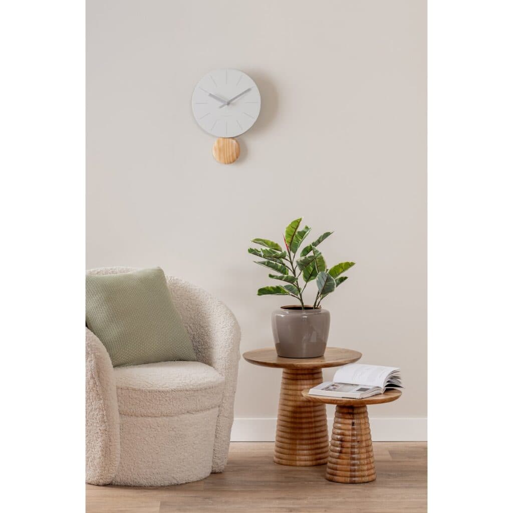 Luma Wanduhr Pendel von Karlsson mit Holzpendel und elegantem Design