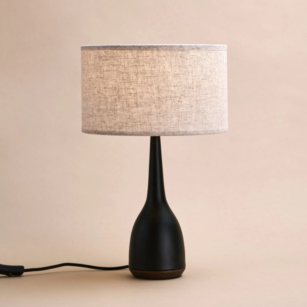 Jacob Tischlampe Schwarz - stilvolles Design aus Gummibaumholz
