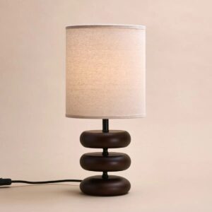 Lara Tischlampe Dunkelbraun von Tavellio – rustikale Holzlampe mit cremefarbenem Lampenschirm