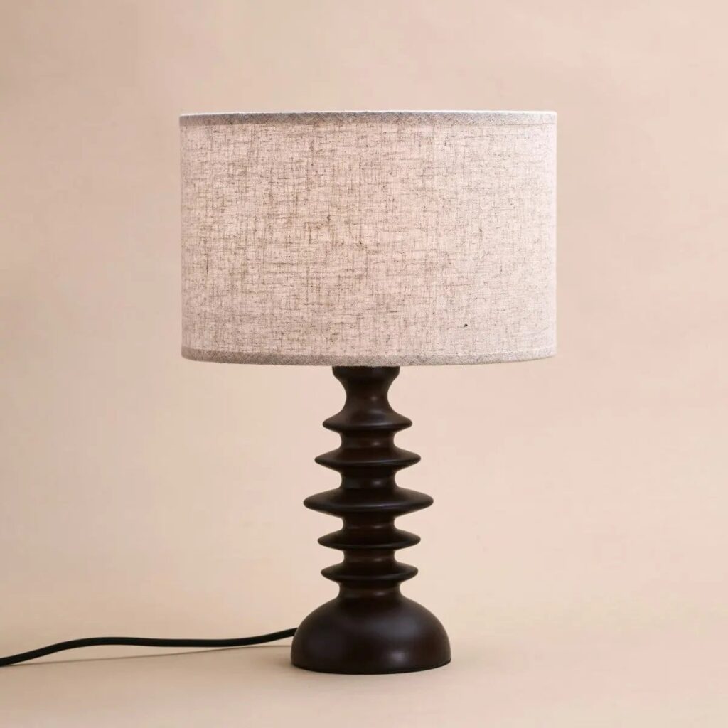 Bodhi Tischlampe Dunkelbraun mit Holzsockel und Stofflampenschirm