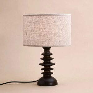 Bodhi Tischlampe Dunkelbraun mit Holzsockel und Stofflampenschirm