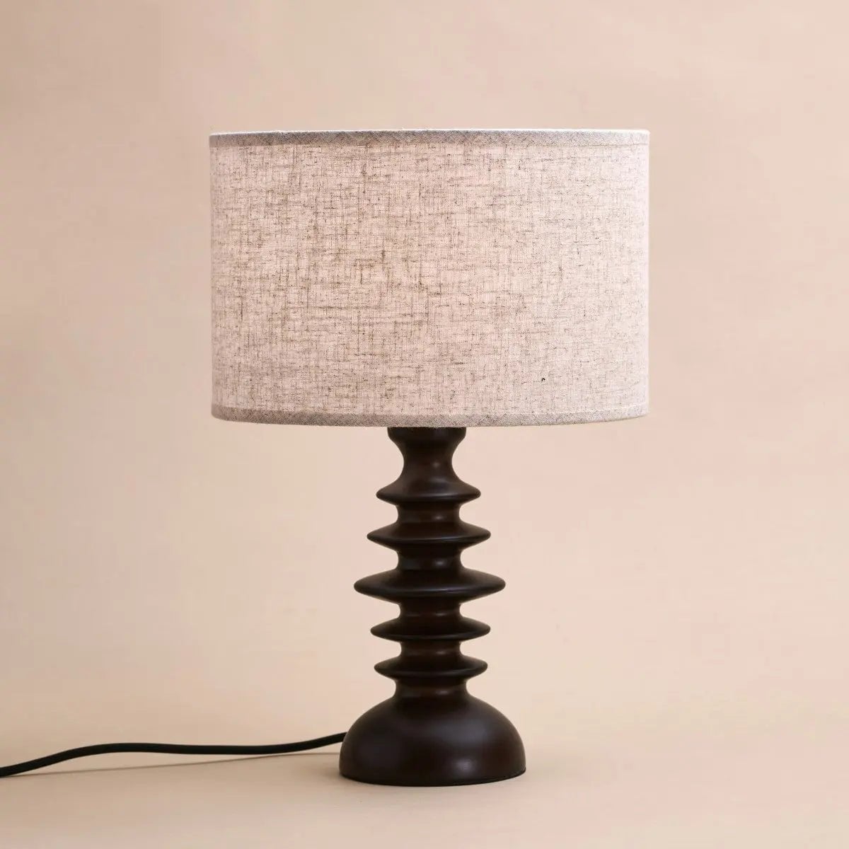 bc985705-6ca2-49fd-9a00-931889872bc6_1200x1200_fill.jpg Bodhi Tischlampe Dunkelbraun mit Holzsockel und Stofflampenschirm