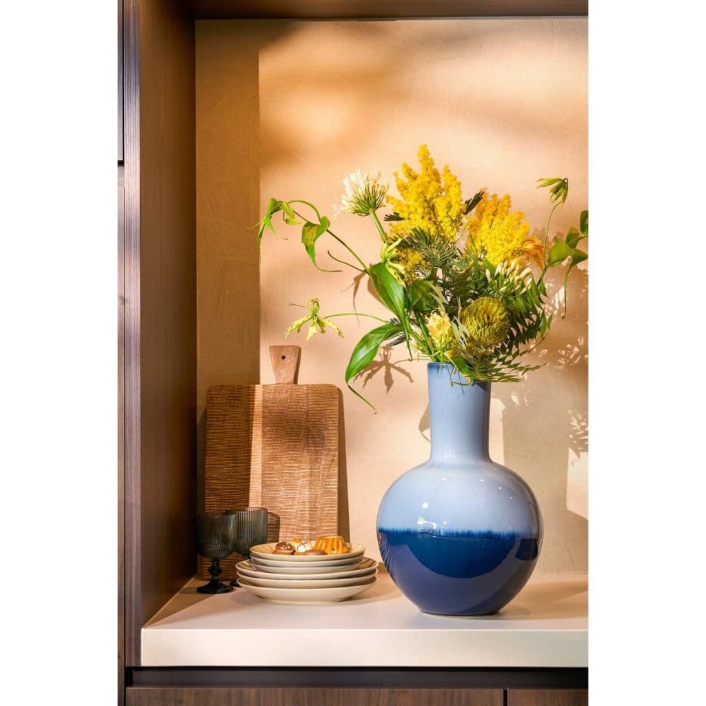 Helin Vase Blau von Mica Decorations, handgefertigte Keramikvase