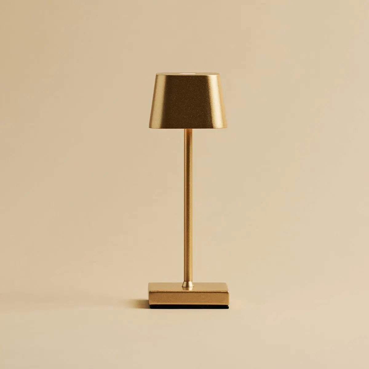 c7ddcd92-5286-4c92-bd08-e47b75bbe864_1200x1200_fill.jpg Sarphati Tischlampe Gold - elegante, kabellose Tischlampe mit dimmbarer LED-Technologie