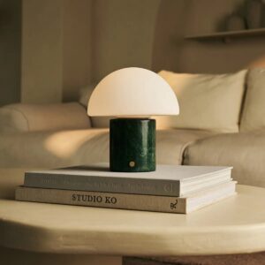 Maris Tischlampe Dunkelgrün aus Marmor mit modularen Lampenschirm