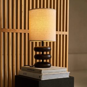 Lara Tischlampe Dunkelbraun von Tavellio – rustikale Holzlampe mit cremefarbenem Lampenschirm