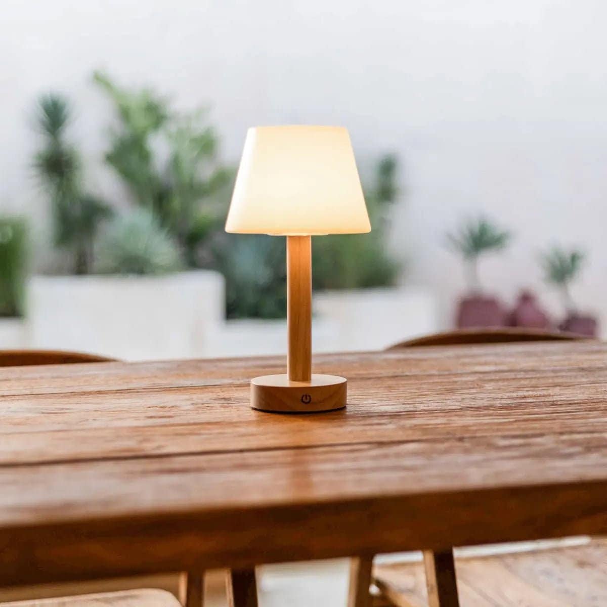 41319459-c247-472a-aa95-e155b032a66a_1200x1200_fill.jpg Zoë Hellbraune wiederaufladbare Tischlampe aus Holz | Dimmbar, USB-C und bis zu 80 Stunden Akkulaufzeit – Bild 1