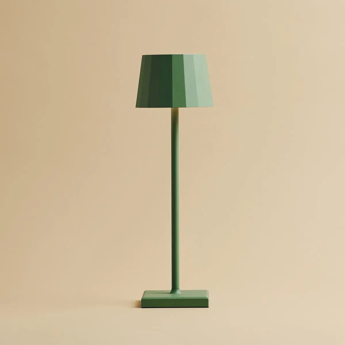 ff4cb03c-d9ea-4708-9842-3c1034846e9a_1200x1200_fill.jpg Wouter Salbeigrüne wiederaufladbare Tischlampe | Kabelloses Laden und 120 Stunden Akkulaufzeit – Bild 1